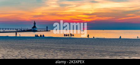 Saint Joseph, MI, États-Unis - 24 août 2022 : vue panoramique de la plage de Saint Joseph montrant le phare du quai nord de Saint Joseph pendant le soleil Banque D'Images