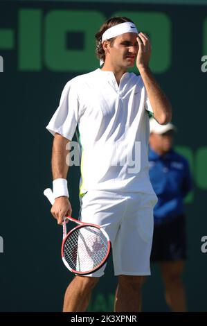 Miami, États-Unis d'Amérique. 25th mars 2006. MIAMI - 25 MARS : ÊRogerÊFederer (SUI) gagne plus de ArnaudÊClement (FRA) dans le deuxième tour de match des hommes au Nasdaq-100 Open au tennis Centre du parc Crandon sur 25 mars 2006 à Miami, en Floride. Federer remporte le match 6-2 6-7, 6-0. Personnes; RogerÊFederer crédit: Storms Media Group/Alamy Live News Banque D'Images