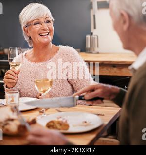 Je vous ai passé un merveilleux séjour. Un couple senior s'est assis pour dîner en famille. Banque D'Images