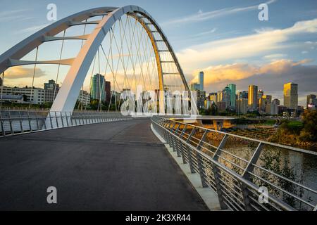 Pont suspendu avec Edmonton, Alberta, horizon du Canada au crépuscule Banque D'Images