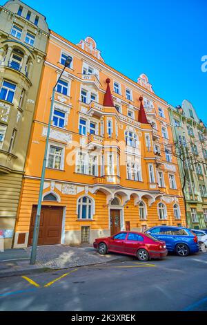 Façade d'une maison résidentielle historique sur la rue Manesova dans le quartier de Vinohrady à Prague, République tchèque Banque D'Images