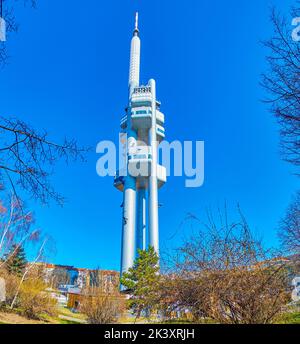 PRAGUE, RÉPUBLIQUE TCHÈQUE - 12 MARS 2022 : Parc Mahlerovy avec la tour de télévision de Zizkov, sur 12 mars à Prague, République Tchèque Banque D'Images