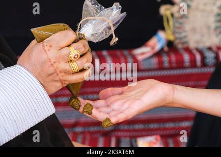 Émirats arabes Unis. Application d'une conception Henna aux ongles. Notez l'anneau doré. Banque D'Images