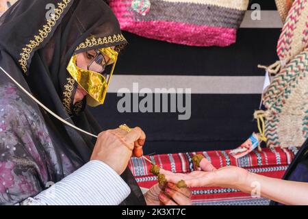 Émirats arabes Unis. Application d'une conception Henna aux ongles. Notez l'anneau doré. Banque D'Images