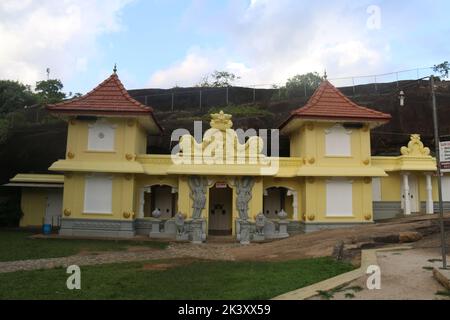 Aluthepola Ganekanda Raja Maha Vihara est un ancien temple bouddhiste à Minuwangoda, Sri Lanka. Banque D'Images