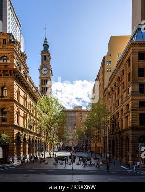 Vue vers l'ouest sur Martin place à Sydney, lors d'un après-midi ensoleillé de printemps Banque D'Images