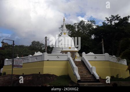 Aluthepola Ganekanda Raja Maha Vihara est un ancien temple bouddhiste à Minuwangoda, Sri Lanka. Banque D'Images