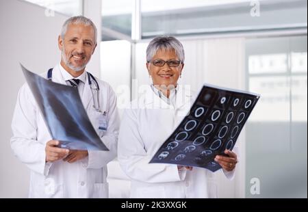 Consultation d'un collègue pour une deuxième opinion. Deux médecins travaillant ensemble dans un hôpital. Banque D'Images