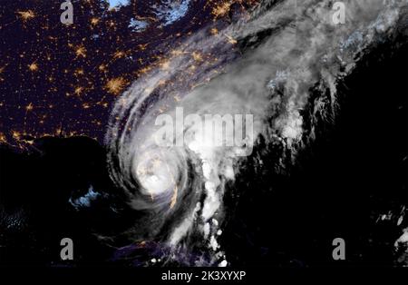 NASA Eosdis, orbite de la Terre. 28th septembre 2022. NASA EOSDIS, ORBITE TERRESTRE. 28 septembre 2022. L'ouragan énorme Ian se déplace lentement vers l'intérieur des terres vers Orlando après être venu à terre près de fort Meyers sur la côte ouest de la Floride comme une tempête dangereuse de catégorie 4 dans la vue de nuit du satellite de la NASA EOSDIS, 28 septembre 2022 dans l'orbite de la Terre. Credit: EOSDIS/NASA/Alay Live News Banque D'Images