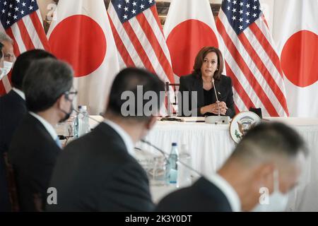 Tokyo, Japon. 28th septembre 2022. Kamala Harris, vice-président américain, à droite, lors d'une réunion en face à face avec des dirigeants de l'industrie japonaise des semi-conducteurs à l'ambassade américaine de 28 septembre 2022 à Tokyo, au Japon. Crédit : Lawrence Jackson/White House photo/Alamy Live News Banque D'Images