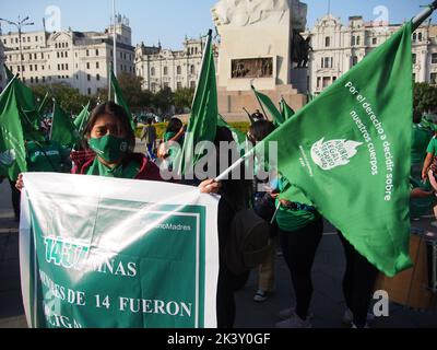 Lima, Pérou. 28th septembre 2022. « La grossesse infantile, c'est la torture » peut être lue sur une bannière lorsque des centaines de femmes, portant un foulard vert, effectuent une démonstration exigeant « un avortement légal, sûr et gratuit » au Pérou, dans le cadre de la santé globale des filles, des adolescents, des femmes et de toute personne ayant la possibilité de faire la gestuelle. L'avortement au Pérou, un pays conservateur, est illégal et punissable crédit: Fotoholica Press Agency/Alay Live News Banque D'Images