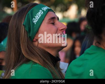 Lima, Pérou. 28th septembre 2022. Des centaines de femmes, portant un foulard vert, effectuent une démonstration exigeant « l'avortement légal, sûr et gratuit » au Pérou, dans le cadre de la santé globale des filles, des adolescents, des femmes, et de toute personne ayant la possibilité de faire la gestuelle. L'avortement au Pérou, un pays conservateur, est illégal et punissable crédit: Fotoholica Press Agency/Alay Live News Banque D'Images