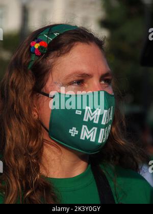 Lima, Pérou. 28th septembre 2022. '- Mass, Miso' peut être lu sur un masque de visage lorsque des centaines de femmes, portant un foulard vert, effectuent une démonstration exigeant 'l'avortement légal, sûr et gratuit' au Pérou, dans le cadre de la santé globale des filles, des adolescents, des femmes, et de toute personne avec la possibilité de faire la gestuelle. L'avortement au Pérou, un pays conservateur, est illégal et punissable crédit: Fotoholica Press Agency/Alay Live News Banque D'Images