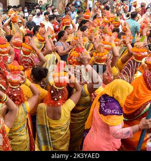 New Delhi, Inde avril 03 2022 - les femmes avec Kalash à la tête pendant le Temple Jagannath Mangal Kalash Yatra, les dévotés hindous indiens portent des pots de terre conta Banque D'Images