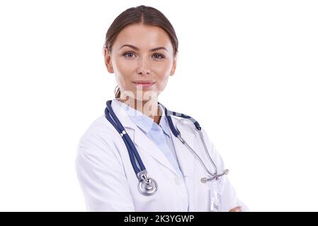 Votre santé est son bonheur. Portrait d'un beau médecin debout avec les bras croisés sur un fond blanc. Banque D'Images