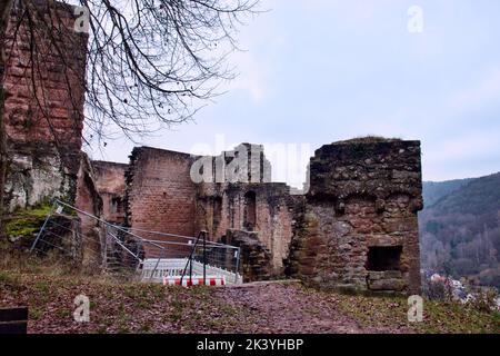 Frankenstein, Allemagne - 26 décembre 2020 : murs des ruines du château de Frankenstein lors d'une journée d'hiver nuageux en Allemagne. Banque D'Images