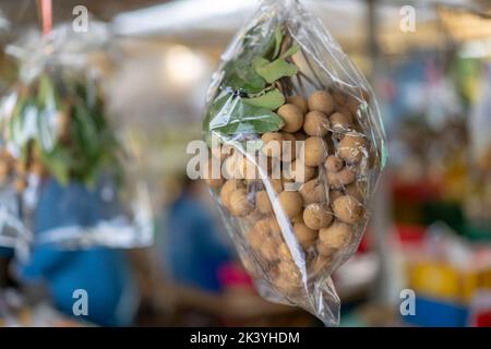 Fruits tropicaux doux, vergers de longan prêts à la vente et à manger, Thaïlande. Banque D'Images