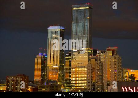 Vue sur les édifices modernes du centre-ville et gratte-ciel illuminés la nuit à Edmonton, au Canada Banque D'Images