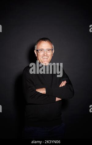 La confiance est la clé. Un homme mûr debout avec ses bras repliés dans le studio. Banque D'Images