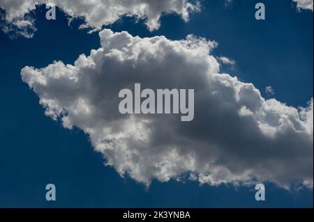 Je trouve les nuages fascinants - leurs formes et nuances qui changent sans cesse rendent toujours le ciel intéressant. Les cumulus sont le type le plus courant. Banque D'Images