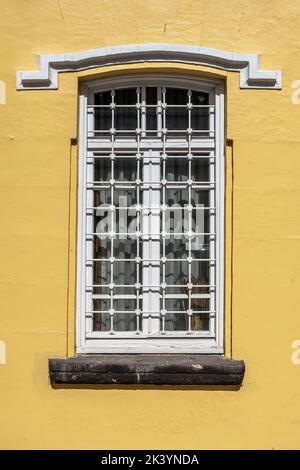 Un vieux mur de maison peint en stuc jaune classique avec des fenêtres. Textures des bâtiments et des fenêtres Calssic. Photo de haute qualité Banque D'Images