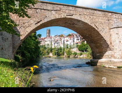 Vue à travers l'arche du pont historique de la rivière Saane vers la vieille ville de Fribourg, Suisse Banque D'Images