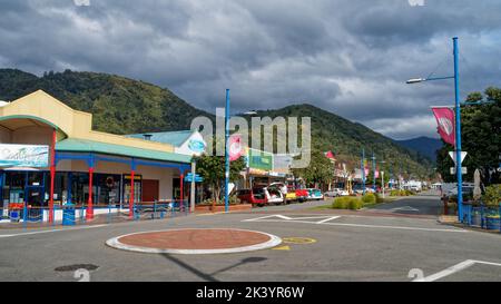 Picton, Marlborough Sounds / Aotearoa / Nouvelle-Zélande - 20 septembre 2022: Paysage urbain ou paysage de rue donnant sur la rue principale depuis le front de mer. Banque D'Images