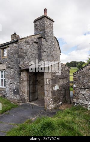 Squeeze Stile à St Oswald's Horton à Ribblesdale à côté de l'entrée fermée avec un toit en pierres énormes (bâtiment original à proximité aussi). Banque D'Images