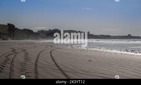 Empreintes de chevaux et marques de roues sur la plage de Moeraki Boulders, Otago, Nouvelle-Zélande. Banque D'Images