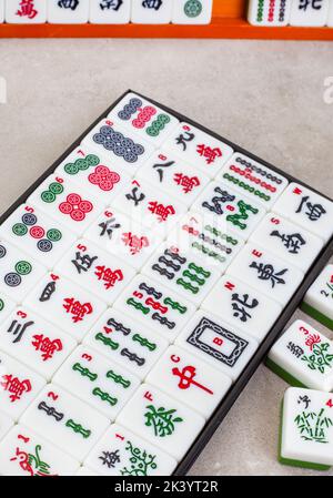 Jeu de mahjong classique tuiles et jeu, ancien favori chinois Banque D'Images