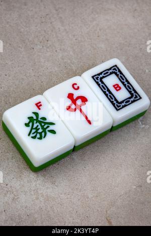 Jeu de mahjong classique tuiles et jeu, ancien favori chinois Banque D'Images