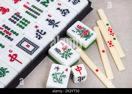 Jeu de mahjong classique tuiles et jeu, ancien favori chinois Banque D'Images