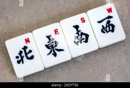 Jeu de mahjong classique tuiles et jeu, ancien favori chinois Banque D'Images