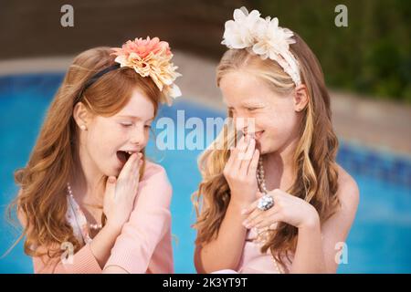 S'amuser avec son ami. Deux petites filles vêtues de vêtements de fantaisie. Banque D'Images