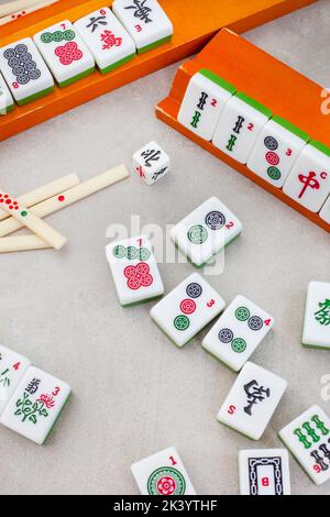 Jeu de mahjong classique tuiles et jeu, ancien favori chinois Banque D'Images