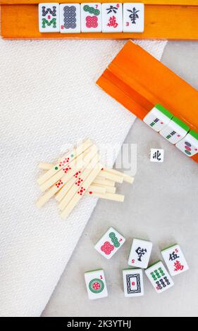 Jeu de mahjong classique tuiles et jeu, ancien favori chinois Banque D'Images