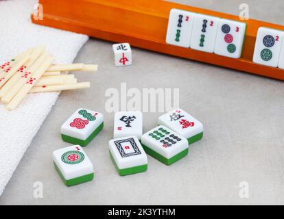 Jeu de mahjong classique tuiles et jeu, ancien favori chinois Banque D'Images