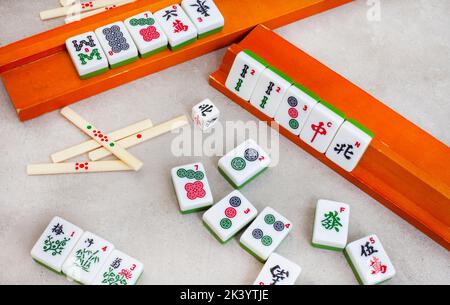 Jeu de mahjong classique tuiles et jeu, ancien favori chinois Banque D'Images