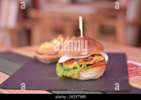 Hamburger aux œufs, sur le panneau en ardoise noire Banque D'Images