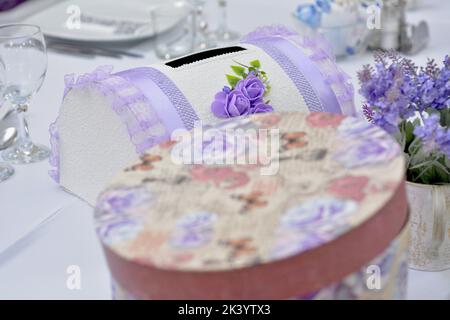 Boîte décorative de mariage avec roses et dentelle violette, poitrine pour cadeaux et argent Banque D'Images