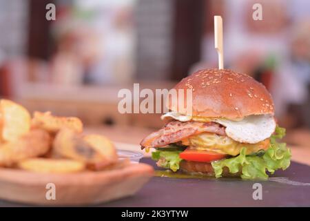 Burger au poulet et légumes Banque D'Images