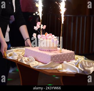 Gâteau rose avec feux d'artifice Banque D'Images