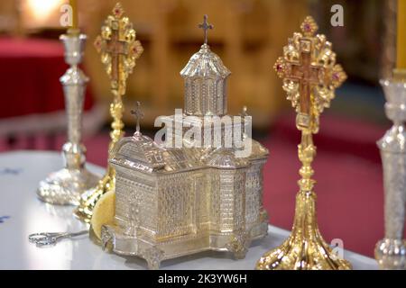 Église orthodoxe. Détails des accessoires de baptême Banque D'Images