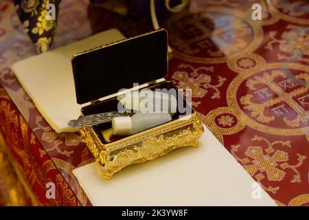 Sacrement du baptême orthodoxe dans le temple. Accessoires pour le baptême Banque D'Images