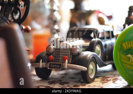 Mini modèle de voiture vintage dans une boutique. Banque D'Images