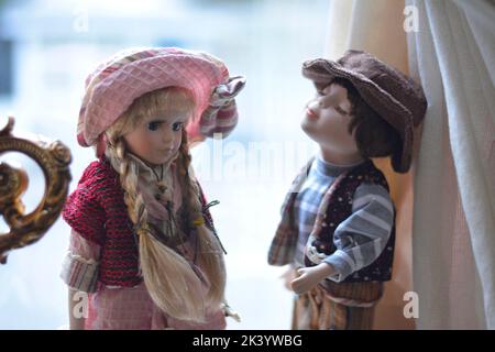 Deux poupées en porcelaine. Fille et garçon qui s'aiment les uns les autres. Banque D'Images