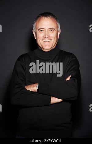 Se sentir positif à propos de l'avenir. Studio portrait d'un homme mature isolé sur noir. Banque D'Images