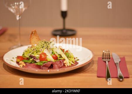 Salade de croûdo au prosciutto italien ou jambon espagnol. Banque D'Images