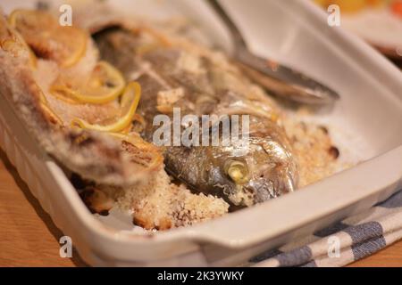 Truite cuite dans une croûte de sel. La croûte est retirée du poisson. Banque D'Images