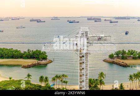Skypark Bungy Jump plate-forme sur la magnifique plage de Siloso et des vues spectaculaires sur la mer, Sentosa, Singapour Banque D'Images